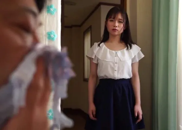 phim sex lý tống thuỵ Con gái phát hiện bố dượng biến thái ngửi đồ lót của mình